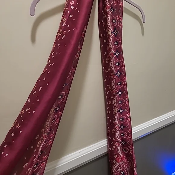 Vince Camuto Womens Burgundy Floral Patterened Scarf NWT 70" - Picture 2 of 7